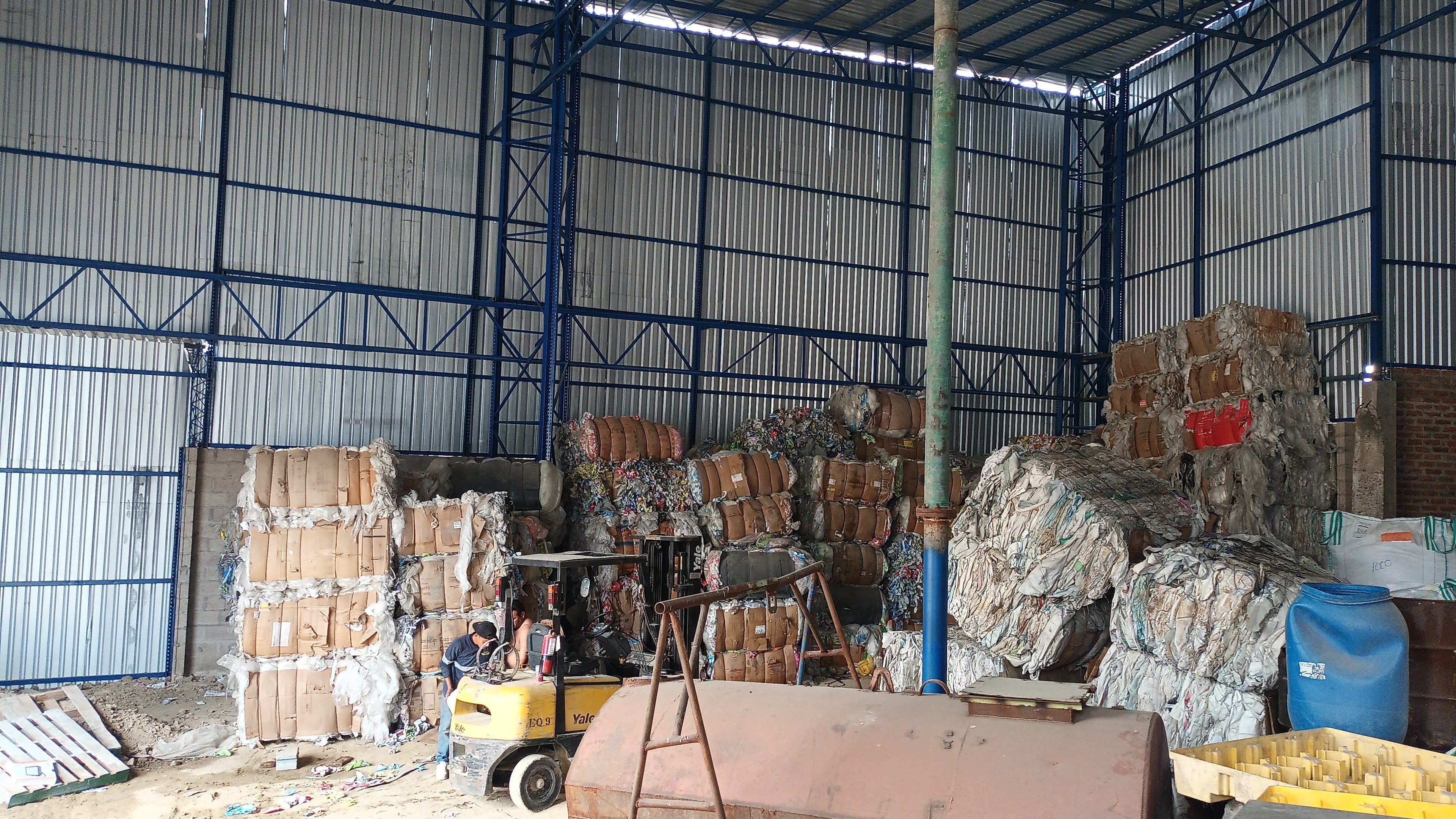 Bodega con pacas de cartón listas para procesamiento ROMEZA