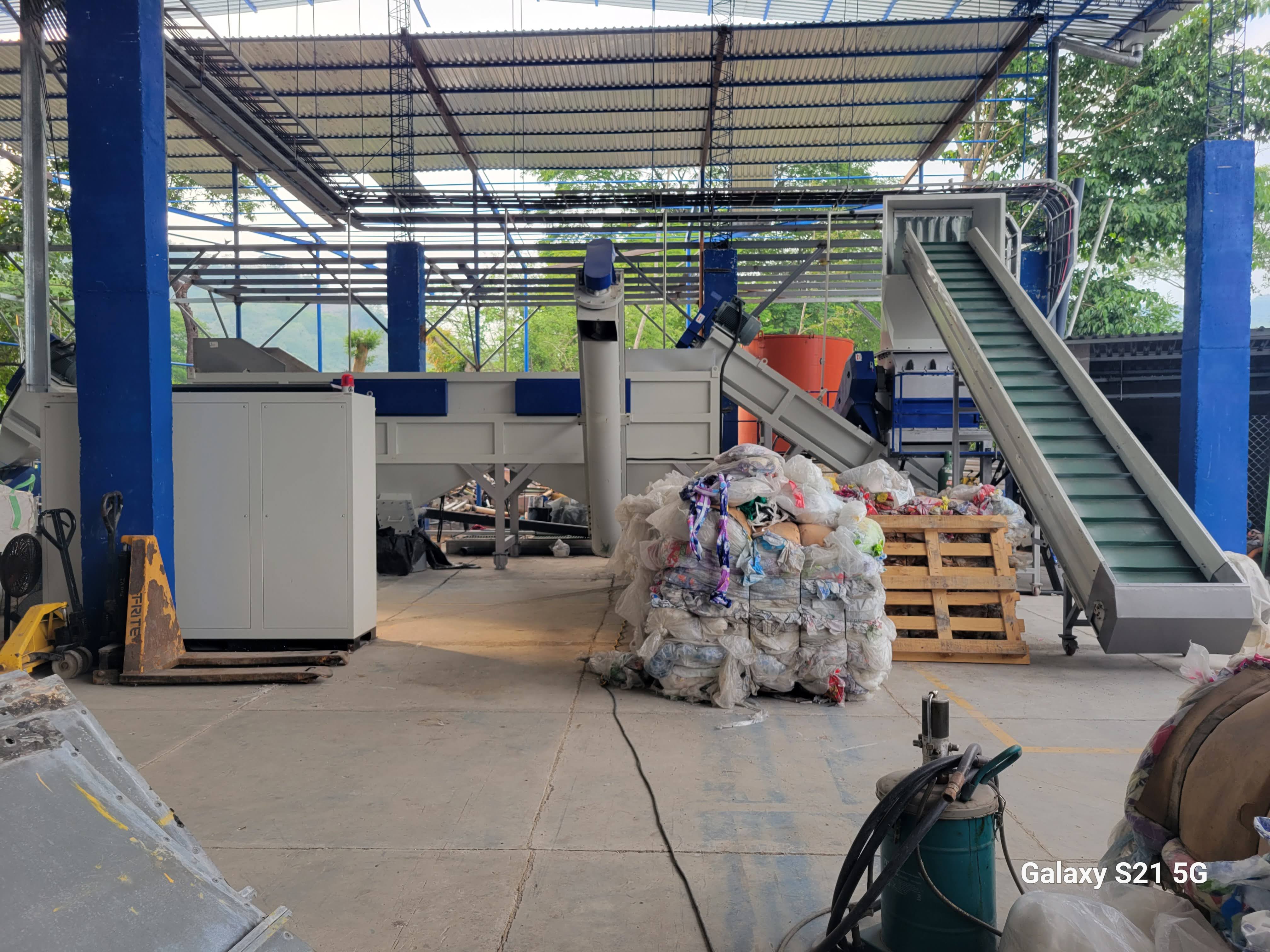 Clasificación de plásticos en cinta transportadora dentro de la planta ROMEZA