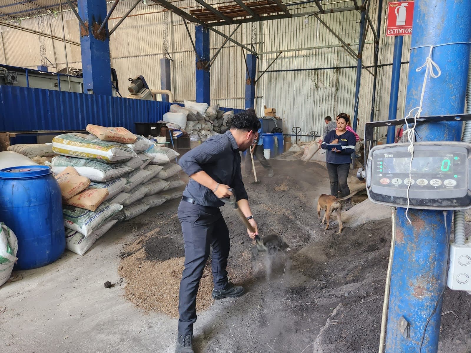 Operario ROMEZA pesando y gestionando residuos en planta