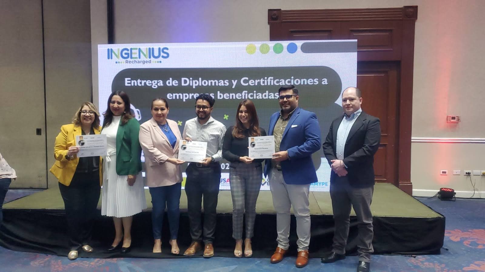 Entrega de diplomas y certificaciones a empresas beneficiadas por Ingenius Bicharger, incluyendo a ROMEZA