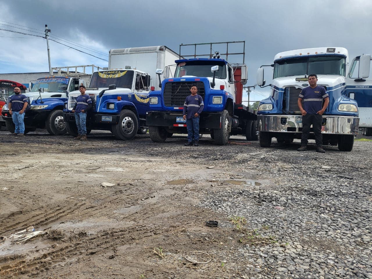 Flota de camiones de carga pesada ROMEZA con equipo profesional