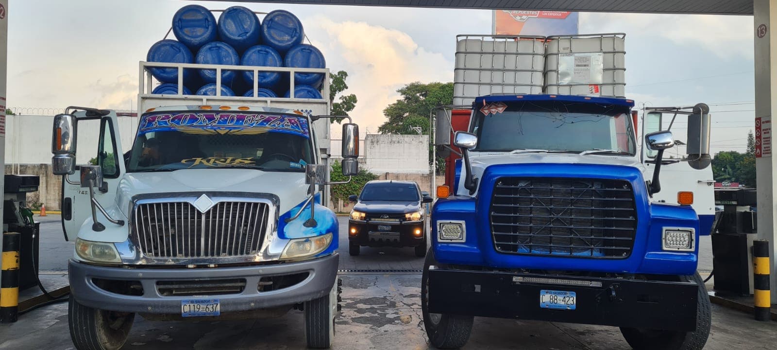 Camiones cisterna y plataforma de la flota ROMEZA en operación nacional