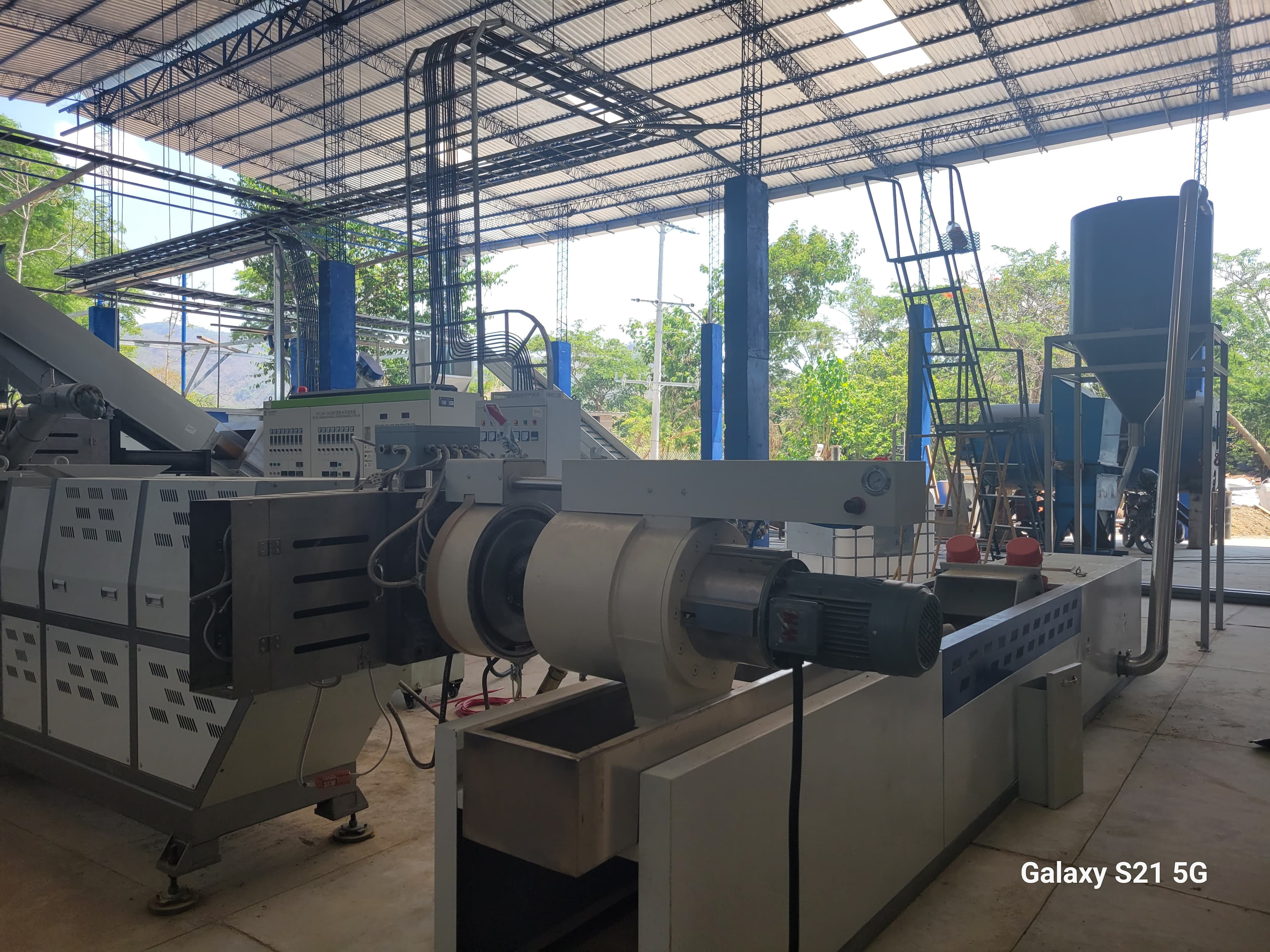 Maquinaria pelletizadora de plásticos en planta ROMEZA El Salitre