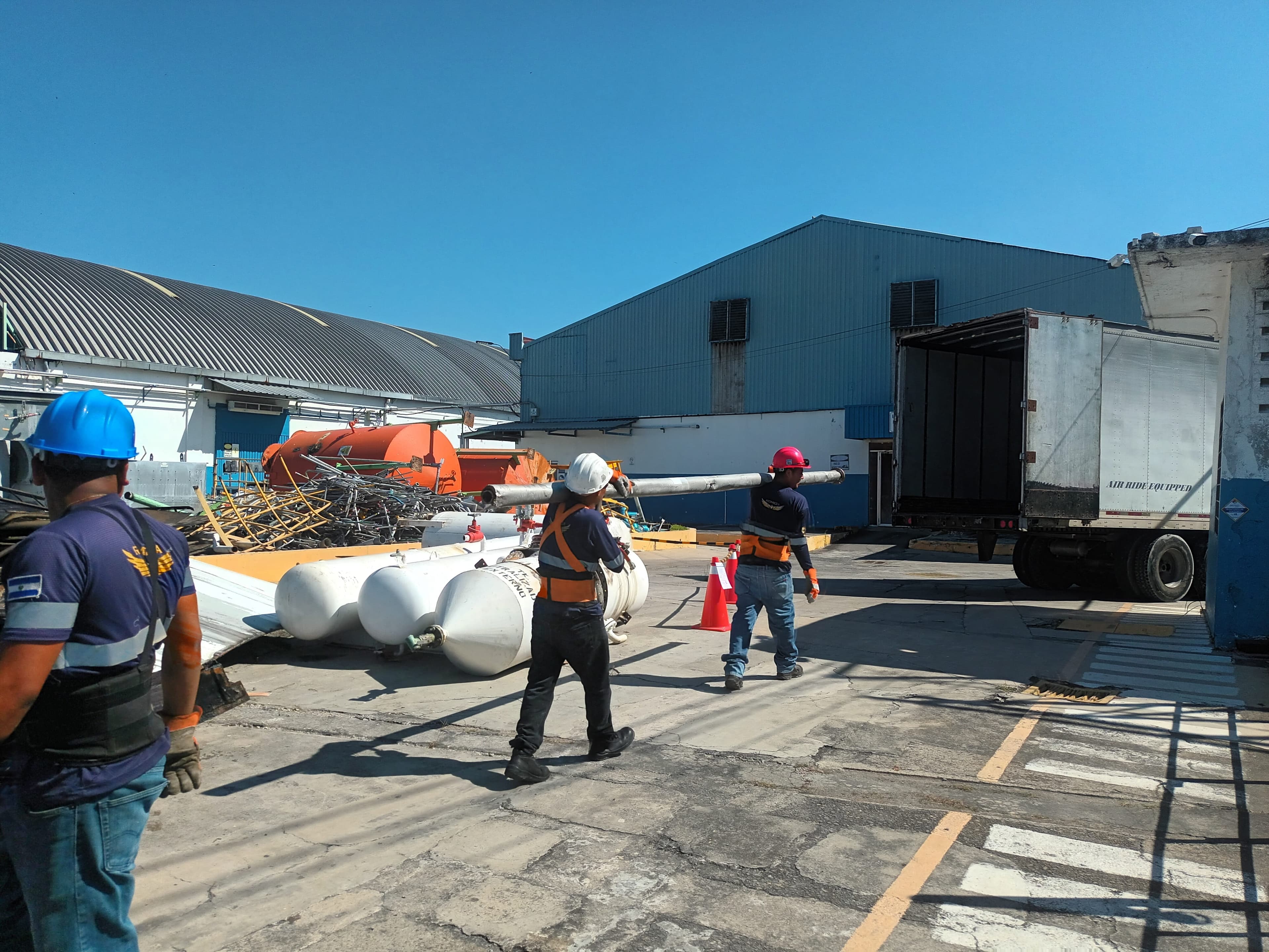 Operarios ROMEZA con equipo de protección personal durante operación logística