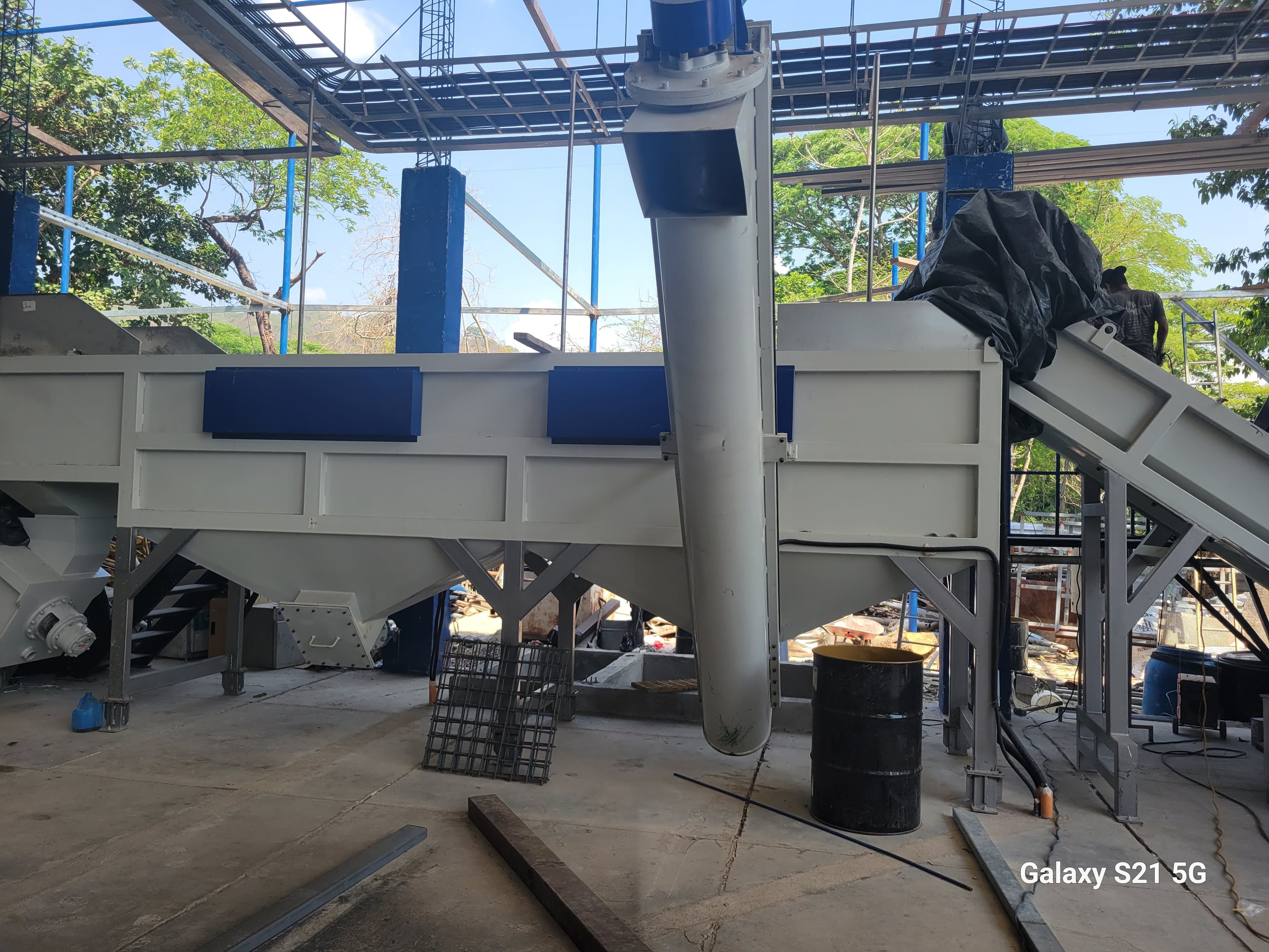 Tolva industrial de procesamiento en planta de reciclaje ROMEZA